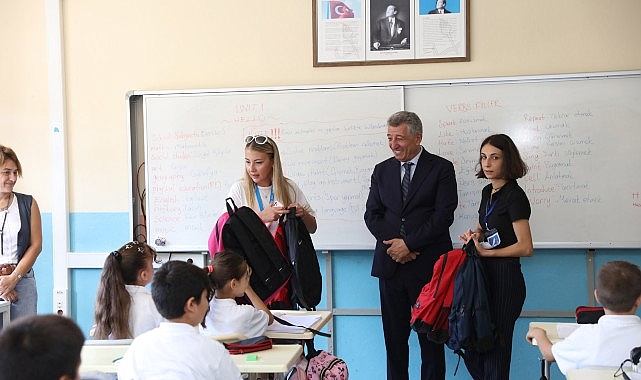 Güzelbahçe Belediyesi’nden Öğrencilere Çanta ve Kırtasiye Desteği