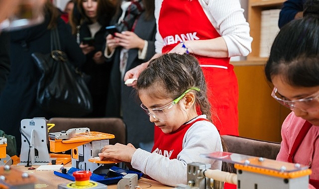Akbank, Dönüşümde Gelecek Var ile On Binlerce Çocuğun Eğitim Deneyimini İyileştiriyor