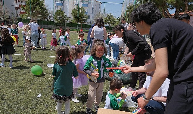 Büyükşehir Gençlik Meclisi Çocukların 23 Nisan Coşkusunu Paylaştı