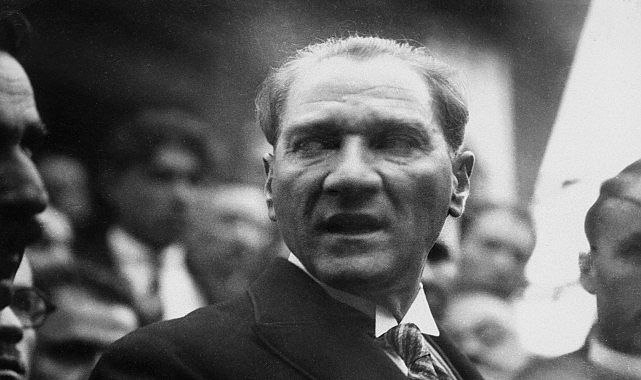 “Karanlıkta Akan Bir Yıldız: Mustafa Kemal Atatürk”