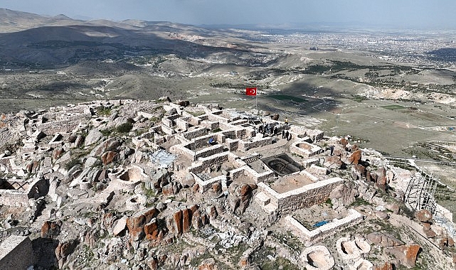•	Selçuklu Belediye Başkanı Ahmet Pekyatırmacı, Gevale Kalesi’nde sona gelinen 3. etap restorasyon çalışmalarını yerinde inceledi.