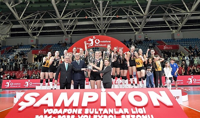 Van Ryk, ödülünü Vodafone Türkiye İcra Kurulu Başkan Yardımcısı Meltem Bakiler Şahin’in elinden aldı.