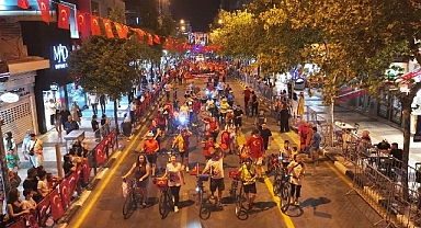 Zafer Bayramı Coşkusu Fener Alayı ile Taçlandı