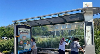 Kemer’de otobüs durakları temizleniyor