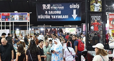 Antalya’da kitap şöleni yaşanıyor