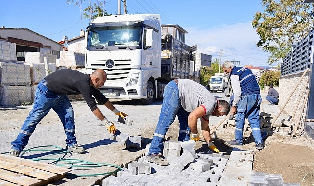 Burhaniye’de Yol Yapım ve Bakım Çalışmaları Sürüyor